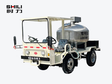 1方電動(dòng)四輪犢牛喂奶車（立式罐、帶攪拌）
