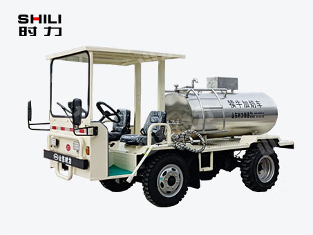 1方電動(dòng)四輪犢牛喂奶車（臥式罐、帶攪拌）